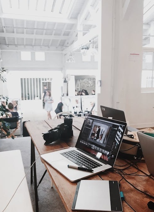 手机屏幕上的推特应用,心形点赞图标清晰可见,象征着社交互动。