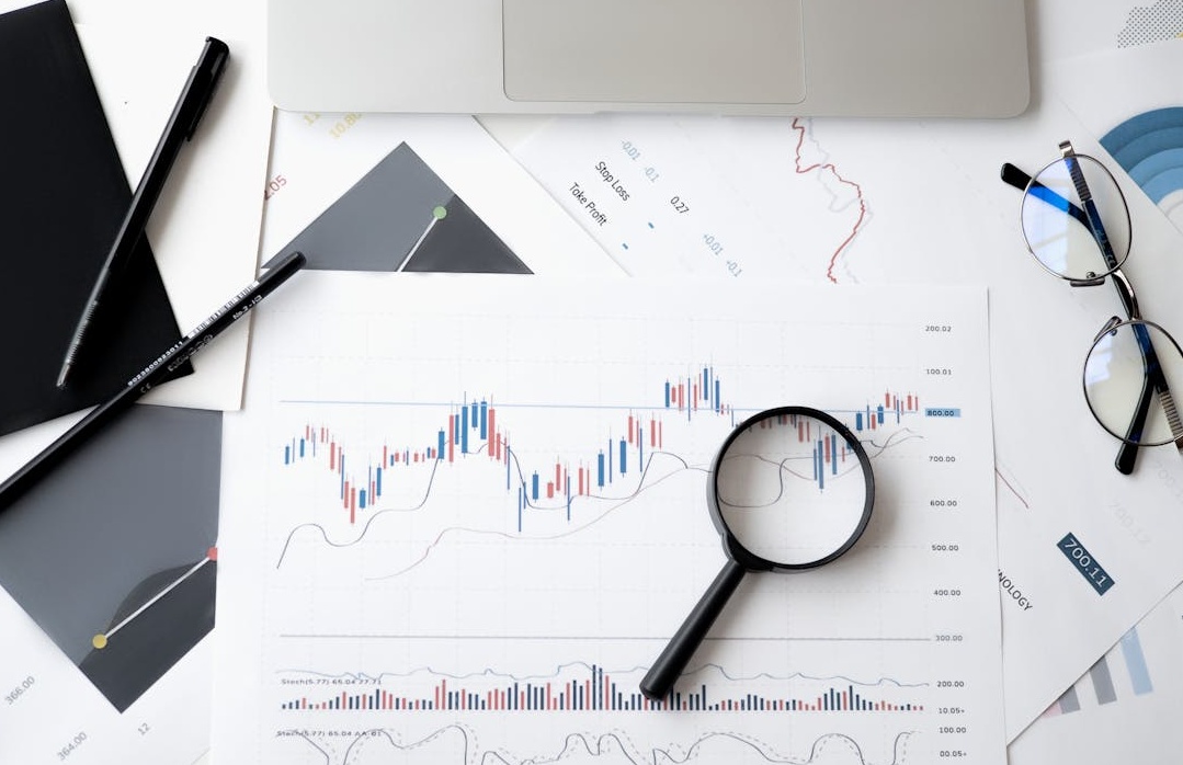 电脑屏幕上显示的数字分析仪表盘,展示了向上的增长图表,象征着营销成功。