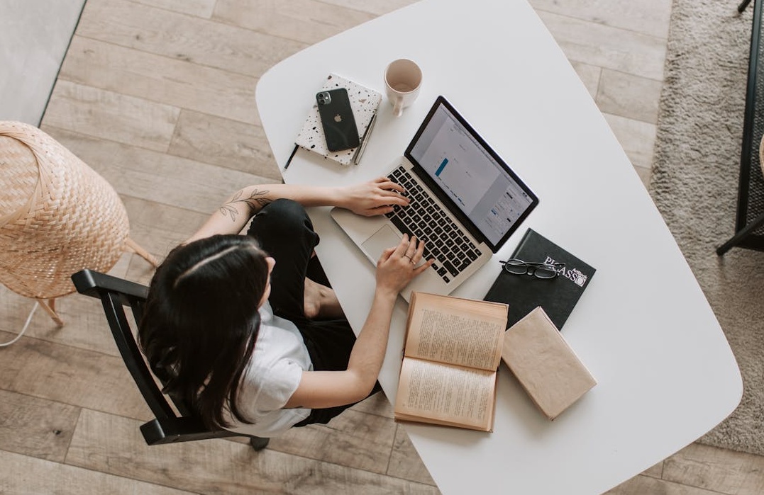 一位内容创作者在2025年通过手机管理自己的Instagram账户