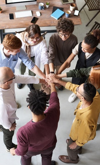 一个营销团队正在讨论如何通过刷Instagram浏览量来提升品牌影响力