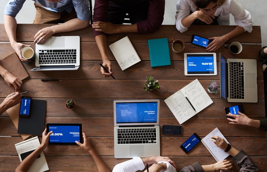 一个团队正在会议室里围绕社交媒体策略进行讨论