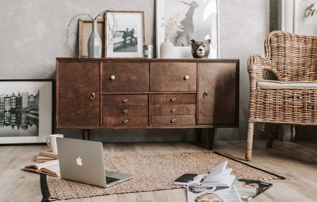 YouTuber正在为频道创作高质量内容