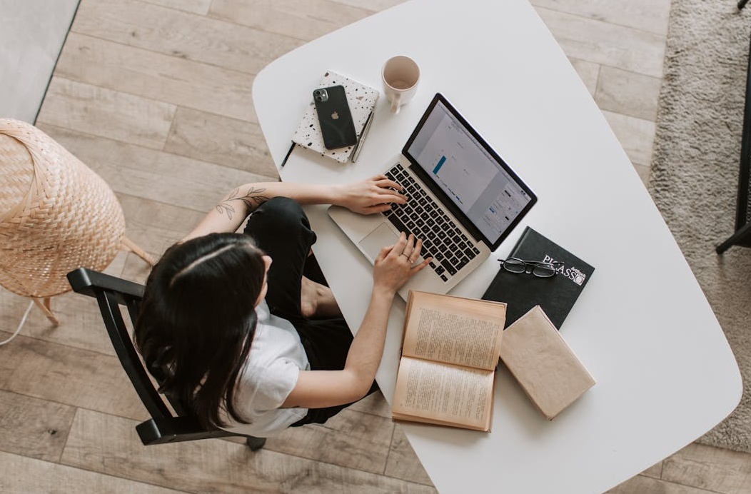 一名内容创作者正在分析Instagram的增长数据图表