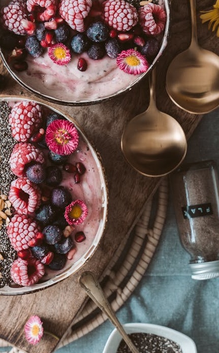 一部手机屏幕上显示着Facebook应用，象征着脸书营销