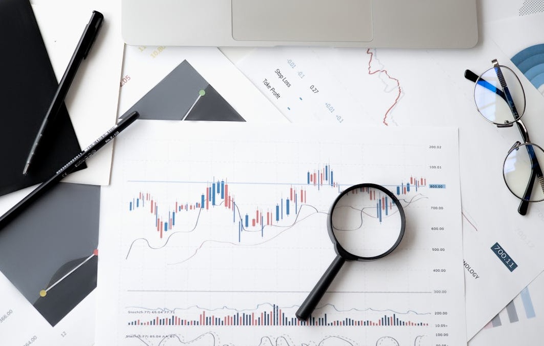 一个人正在分析屏幕上的社交媒体增长图表