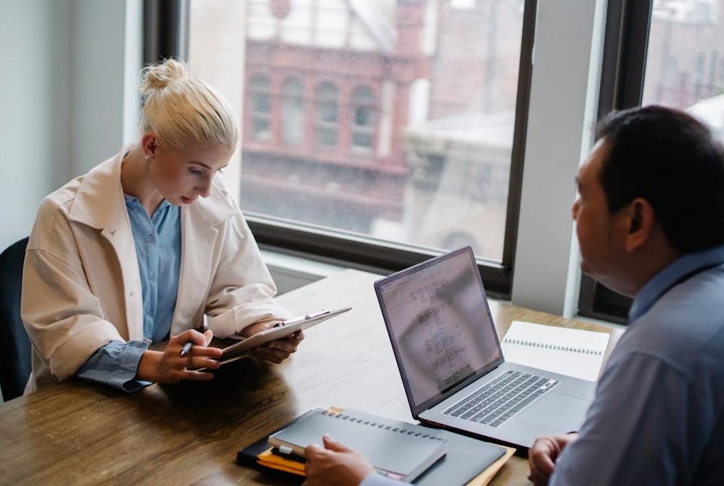 显示数据分析图表和数字营销策略的电脑屏幕，强调选择服务的谨慎性