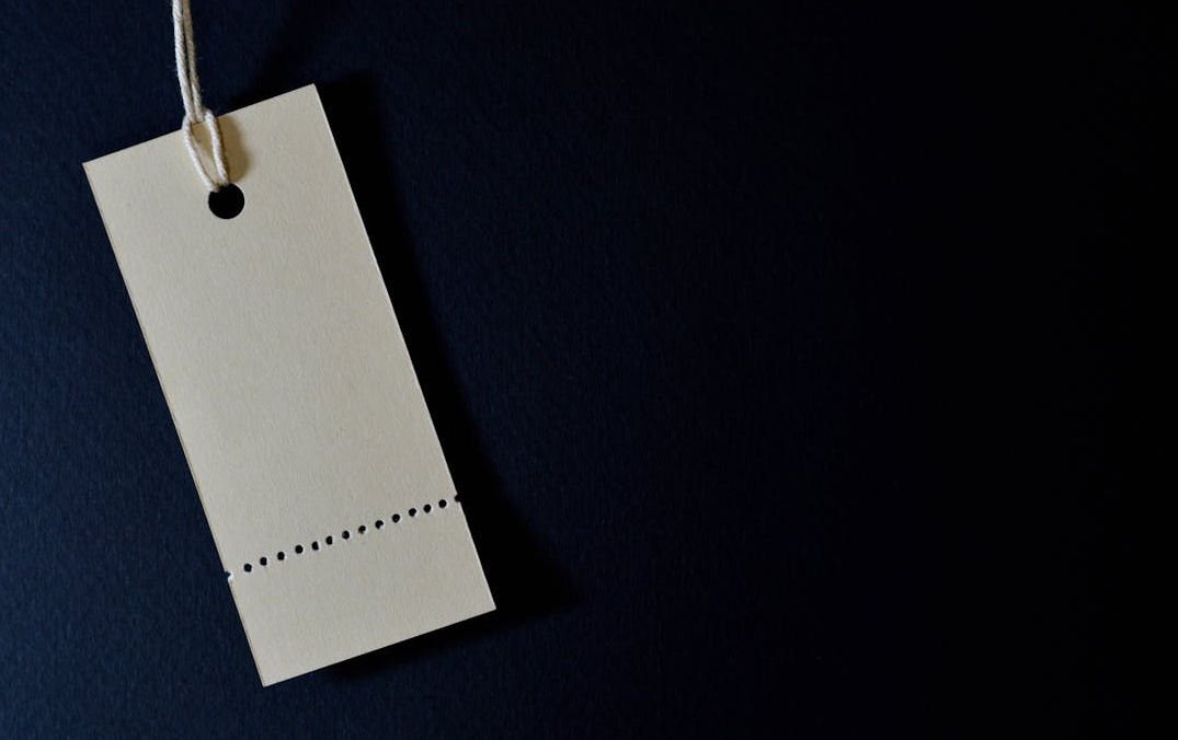 一艘火箭正在发射升空,象征着YouTube频道的成功起飞