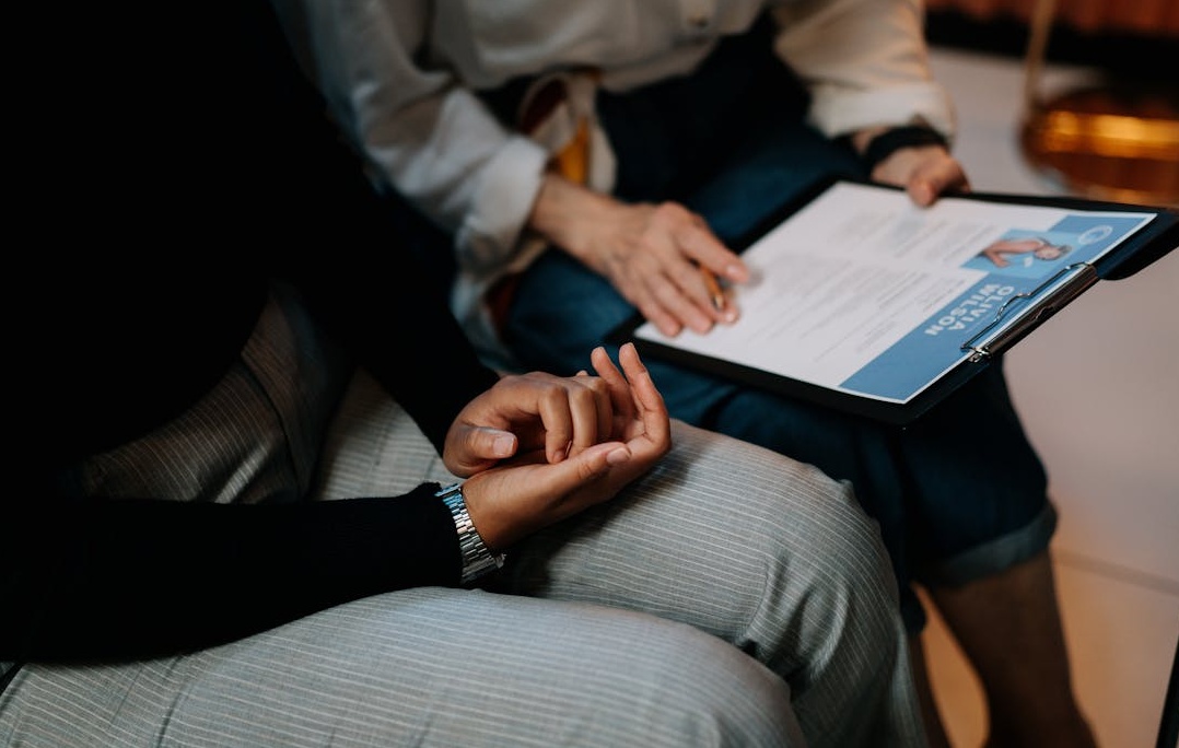 数据图表和Instagram界面的结合，象征着通过数据分析和策略提升曝光