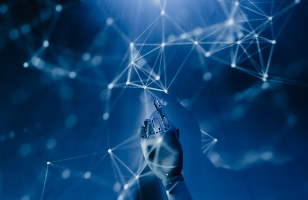 充满未来感的AI机器人和社交媒体图标的融合，代表着AI在社交媒体营销中的应用