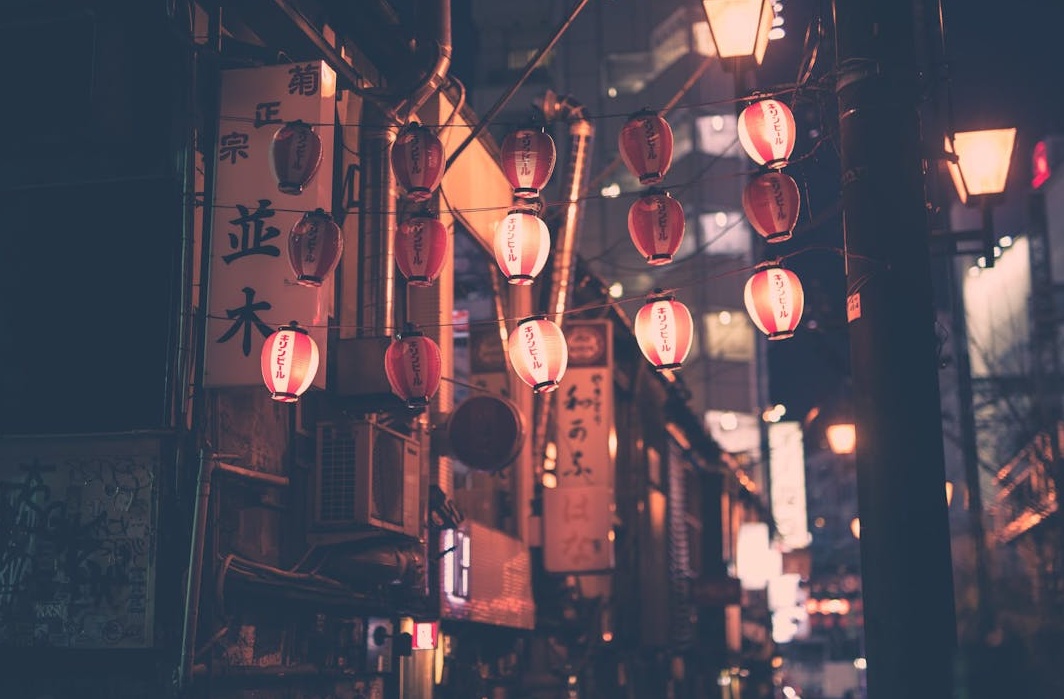 一个放大镜聚焦于目标受众