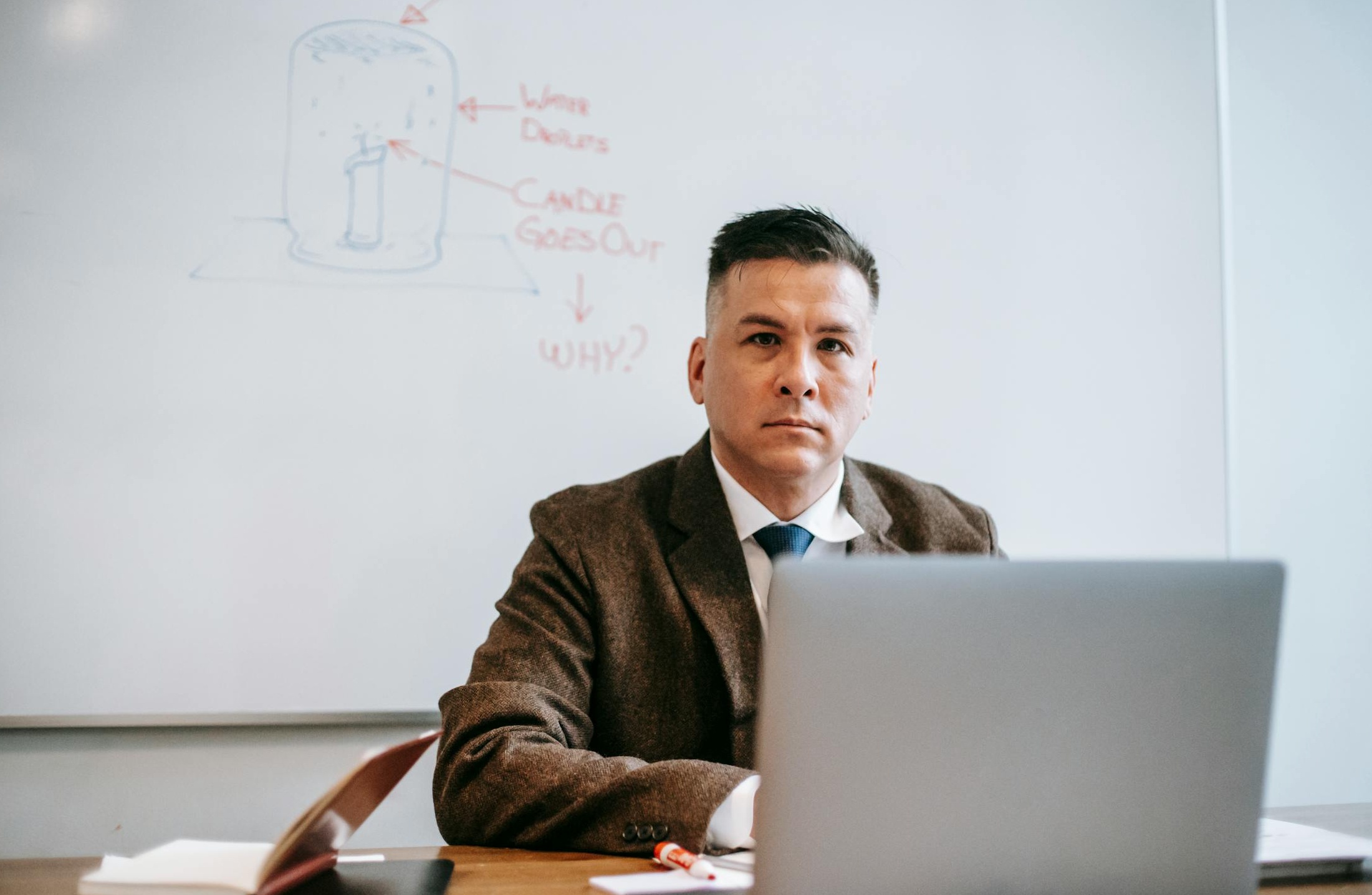 一名内容创作者正在使用电脑和手机