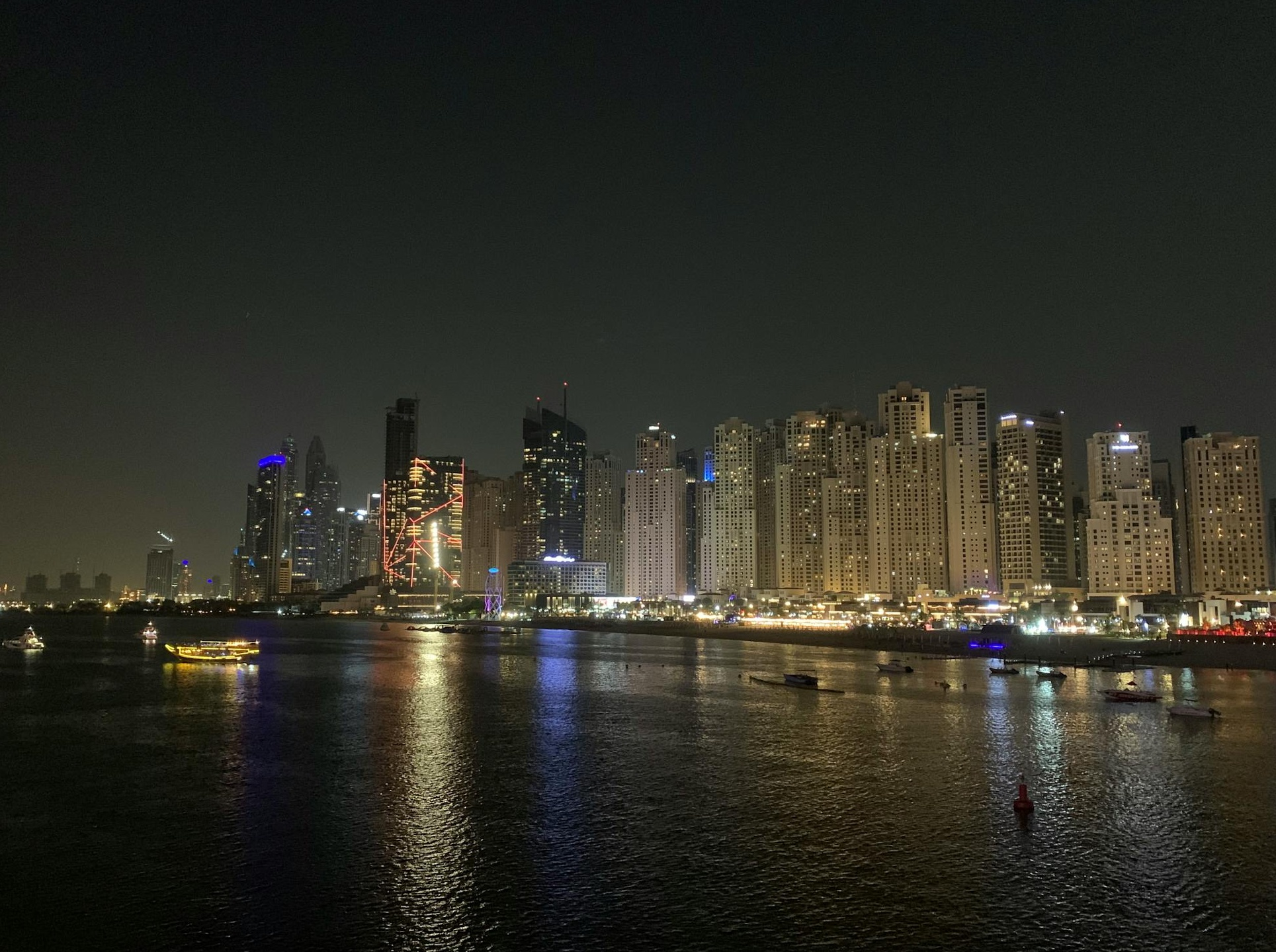 一位内容创作者正在分析数据