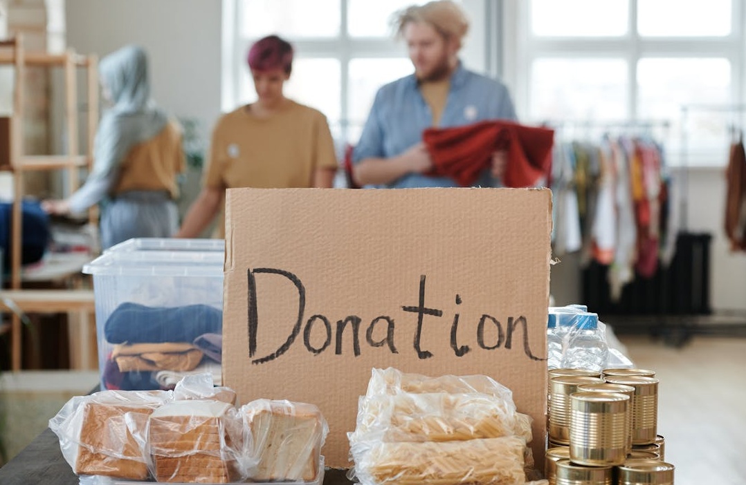 一个人在充满社交媒体图标的屏幕前分析数据