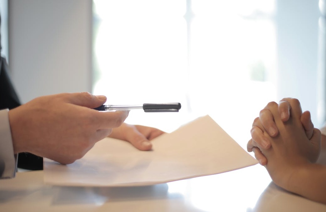 商业伙伴握手达成协议，象征着信任与合作