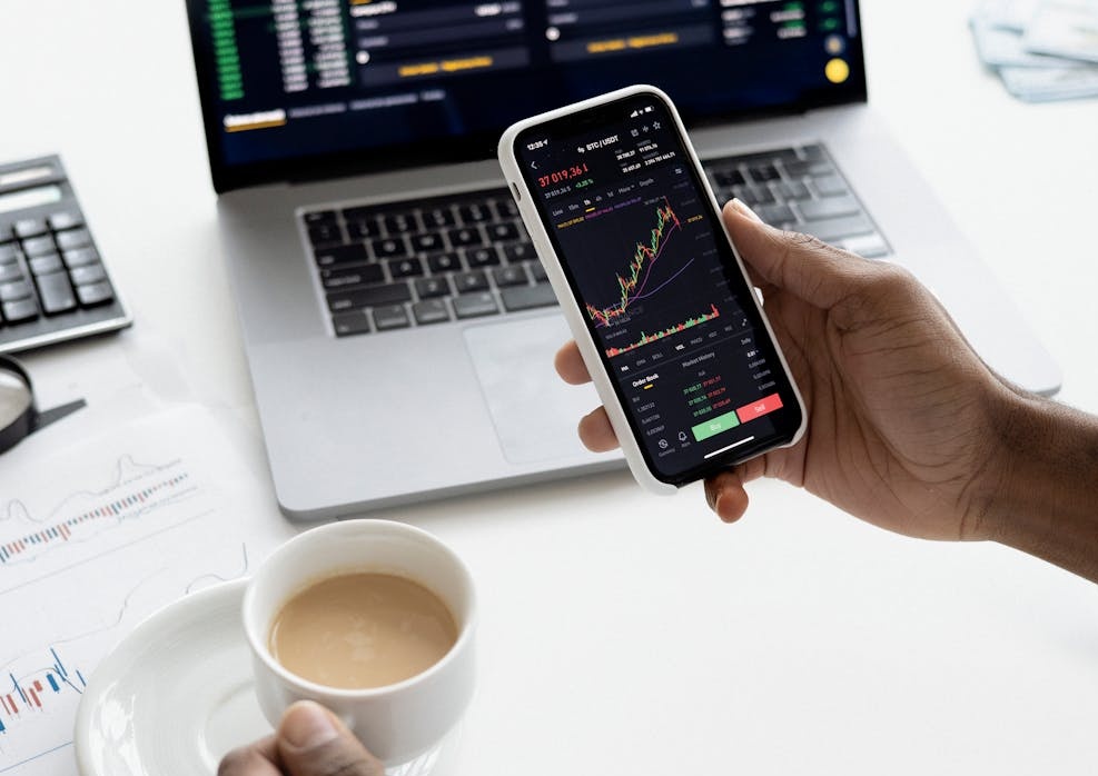 显示社交媒体增长的图表和数据分析