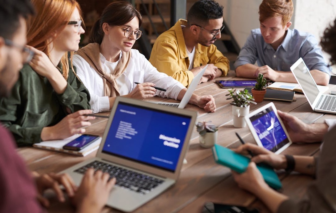 一个营销团队在会议室里讨论策略和分析数据