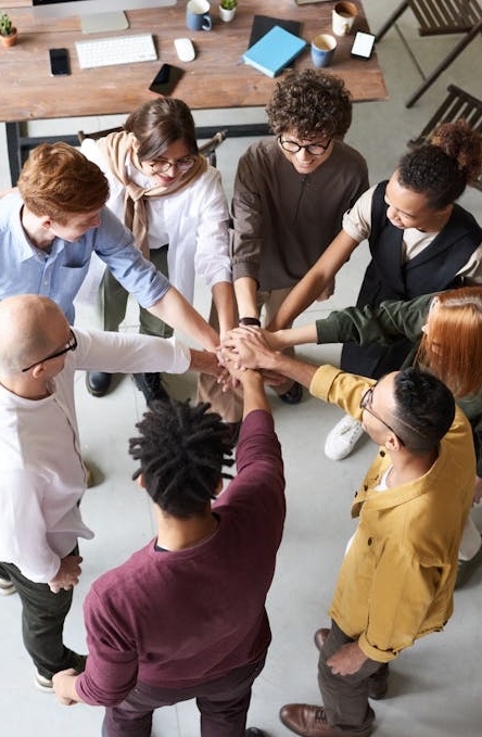 一个团队在会议中进行头脑风暴,象征着社区互动