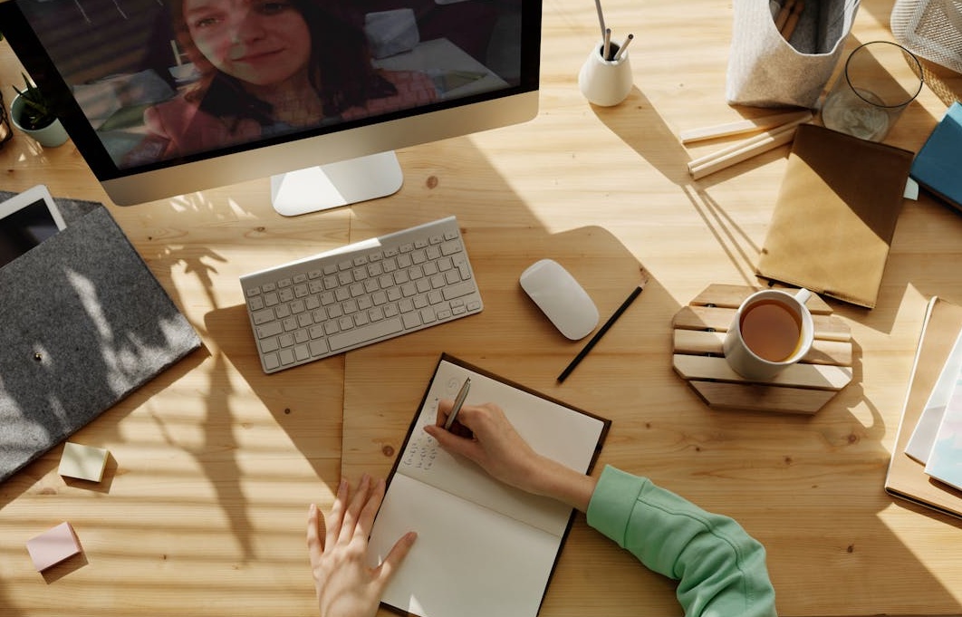 一名营销专家正在使用笔记本电脑分析Facebook数据