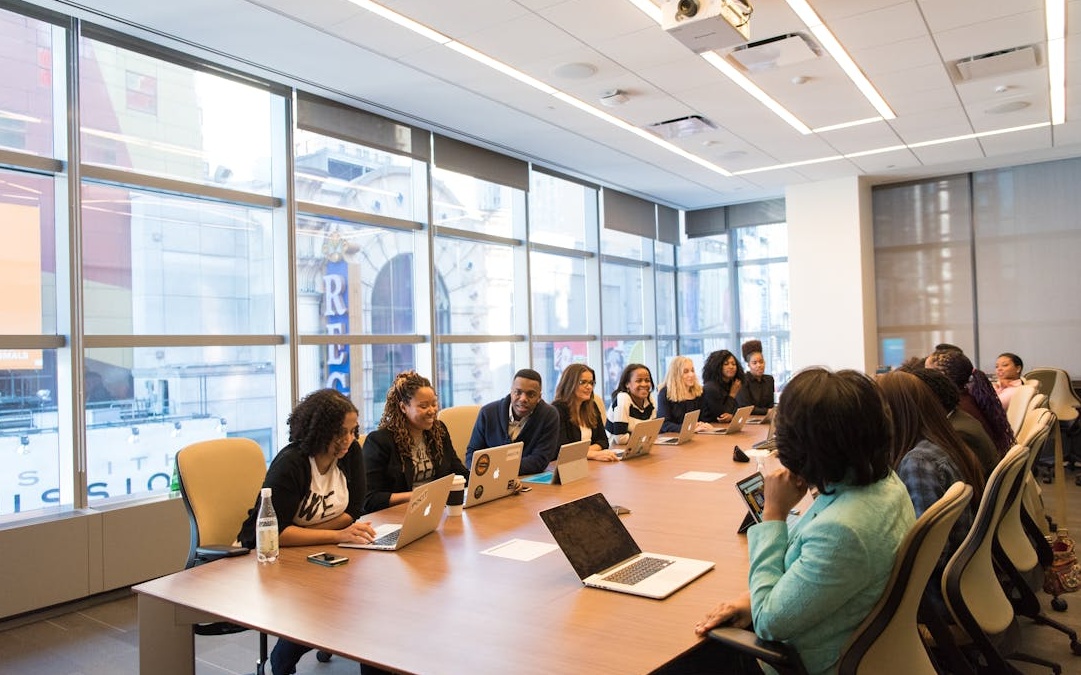 营销策略师在白板前规划战略