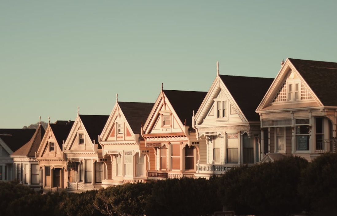 創作者在手機上與粉絲積極互動