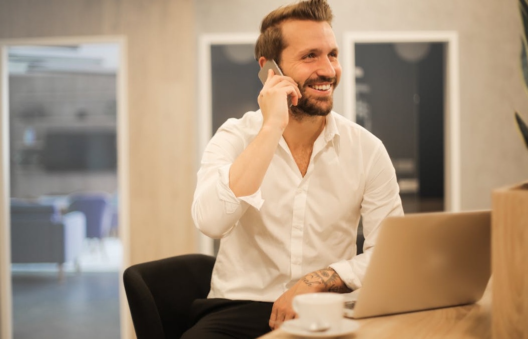 用户在手机上查看自己的社交媒体主页