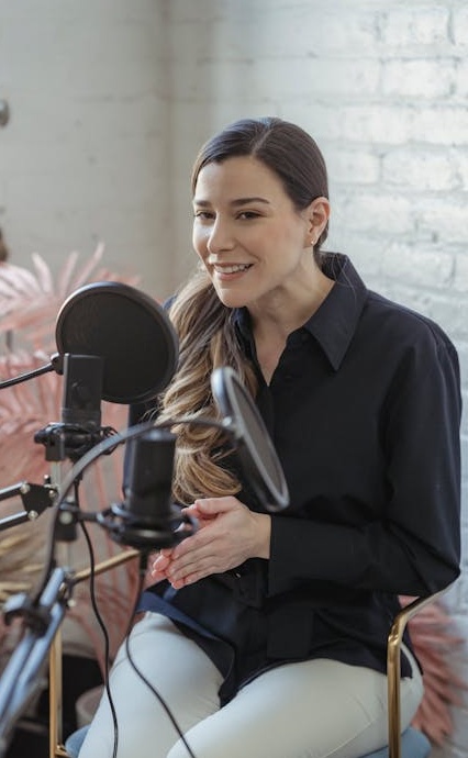 一个展示数据增长的动态图表，箭头强劲上扬，代表着浏览量和影响力的快速提升