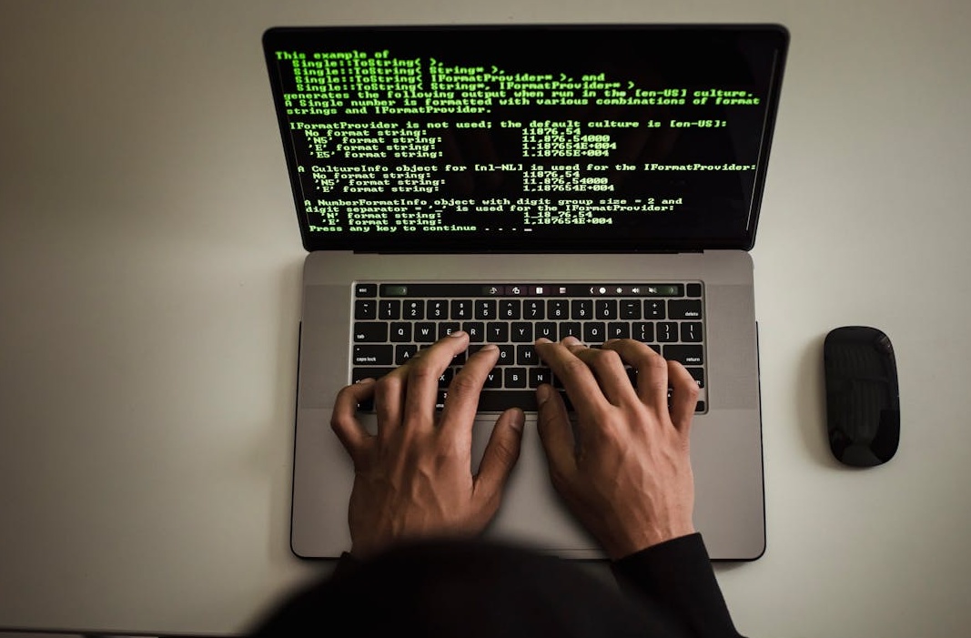 一个带有盾牌和锁图标的电脑屏幕，代表着在线购买服务的安全性与隐私保护