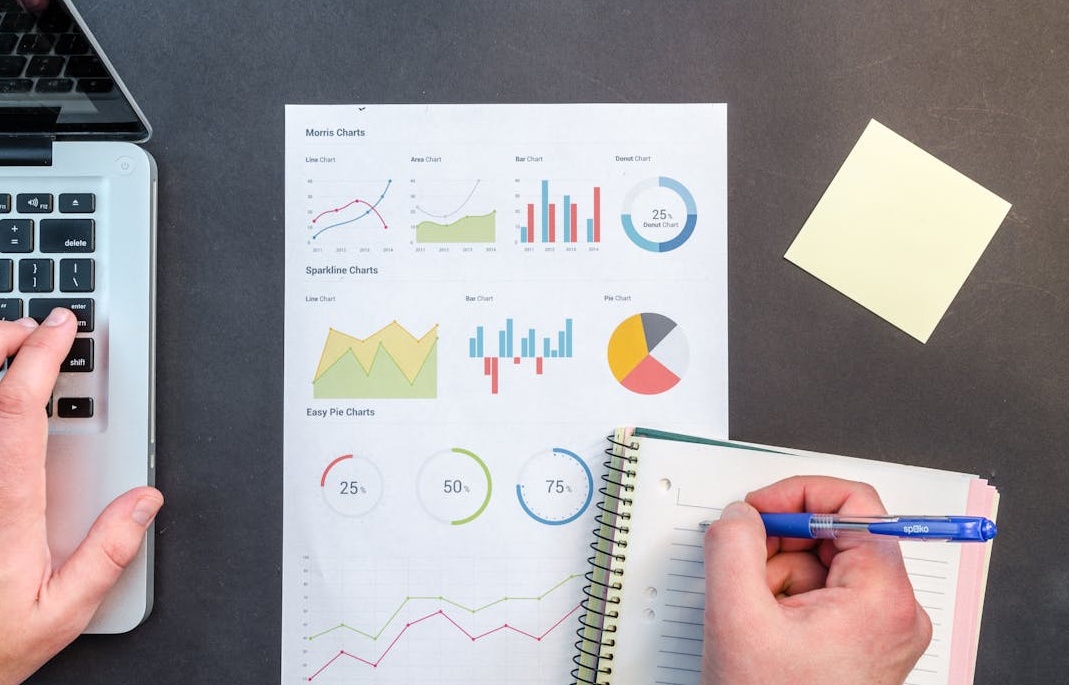 用户在移动设备上进行社交媒体互动