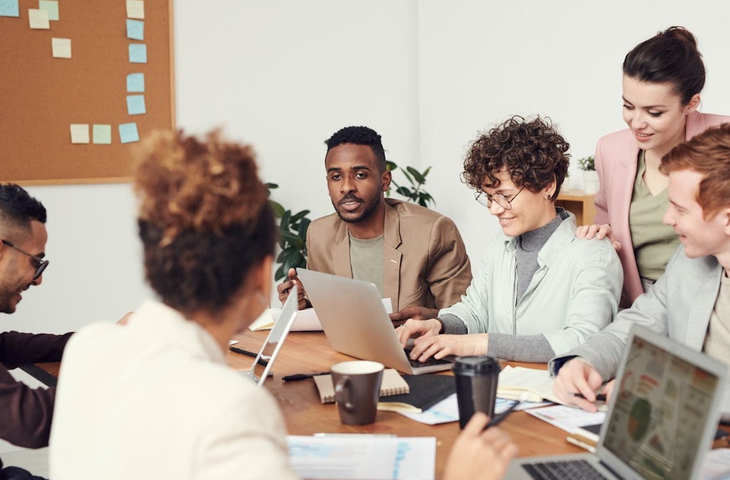 团队在讨论社交媒体增长策略