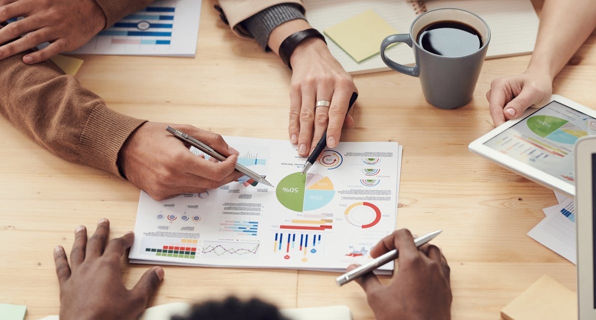 团队在电脑前进行社交媒体增长策略规划