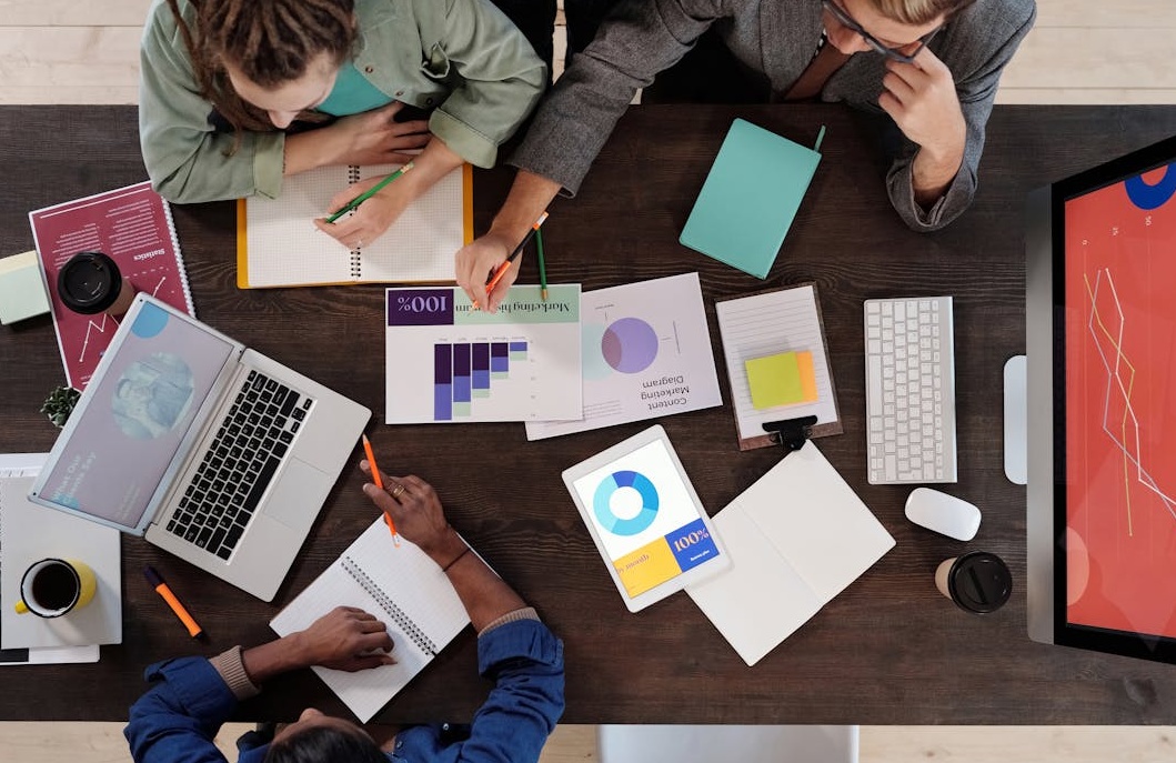 一名营销专家正在分析社交媒体增长数据图表