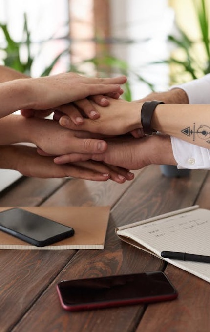 团队成员围绕着一个有影响力的品牌标志进行讨论