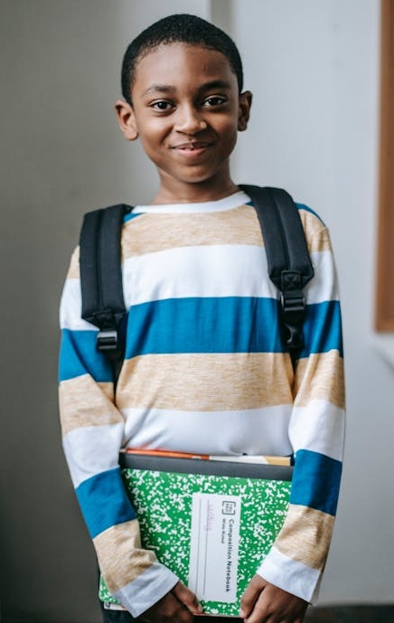 一个成功的个人品牌博主正在进行直播分享成功经验