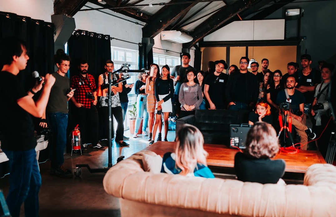 社交媒体上的点赞和分享图标，象征着社交证明