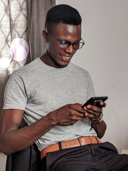 一群人聚精会神地观看屏幕,体现了社交证明的力量