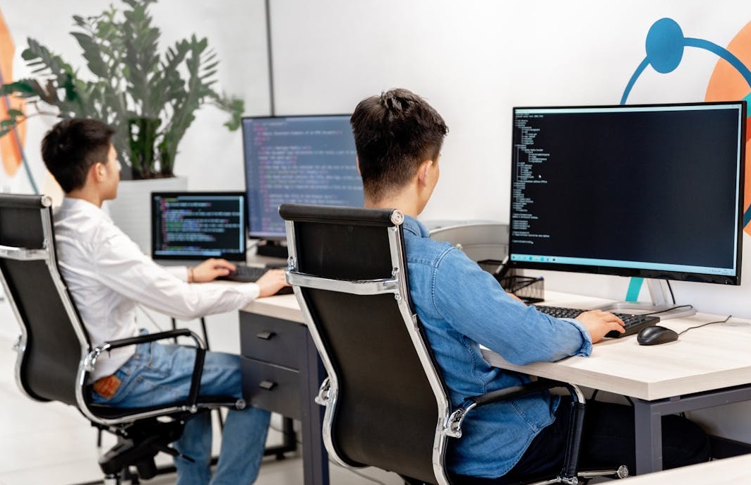 一位YouTube创作者在为频道初期增长缓慢而感到困惑