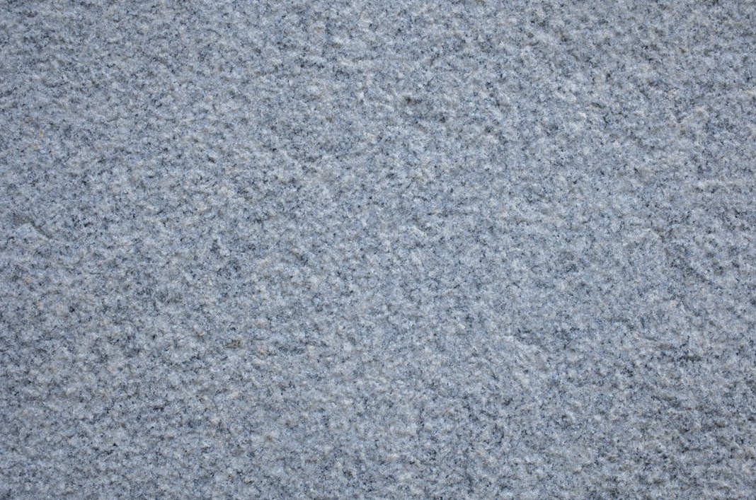 一位YouTube视频博主正在录制高质量内容，这是频道成功的关键