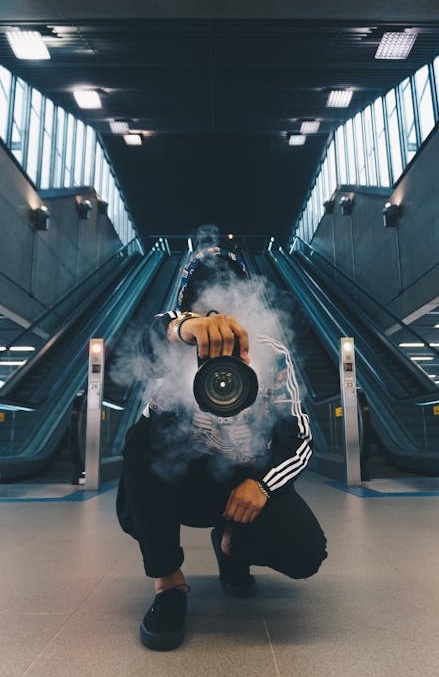 一位摄影师正在创作高质量的Instagram内容