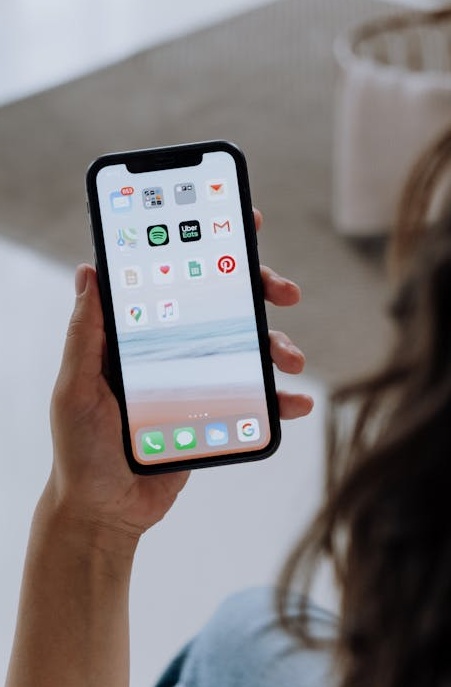 许多社交媒体的点赞和关注图标，形象地展示了社会认同感的重要性