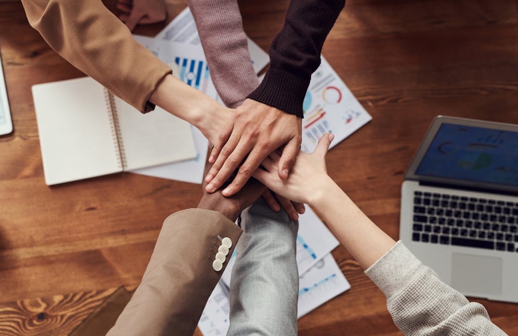 团队在白板前进行战略规划