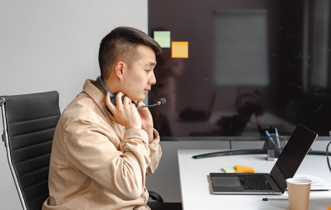 一个代表社交媒体信誉的蓝色盾牌和对勾图标