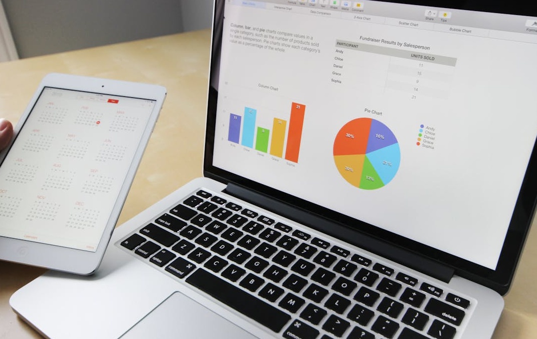 一个人在电脑前分析YouTube频道的数据和增长图表