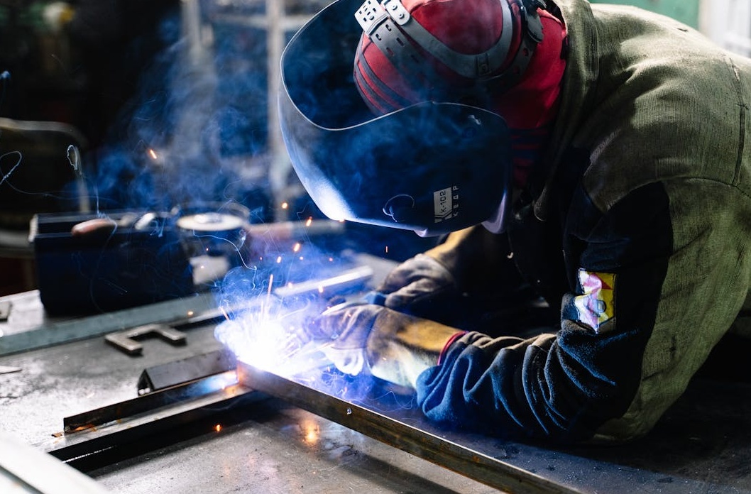 高浏览量视频如同磁铁般吸引更多自然观众，形成强大的社会认同效应