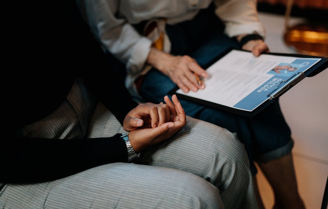 用户在手机上观看一个通过购买浏览量而变得热门的Facebook视频