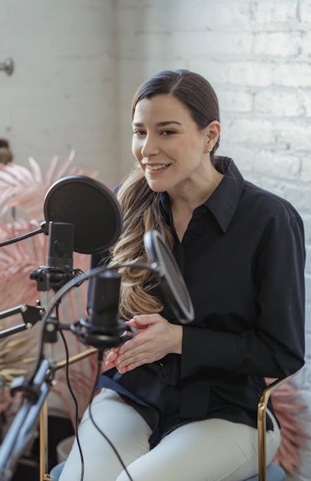 手机屏幕上显示的YouTube点赞和订阅图标,象征着社会信誉