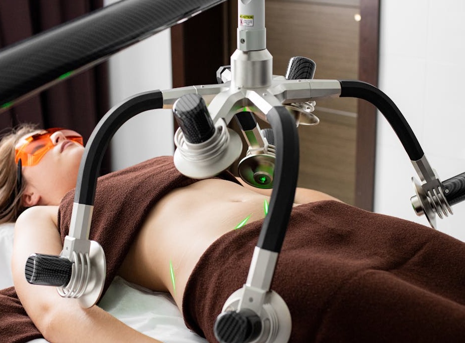 一位YouTuber在专业设备前为频道录制高质量视频