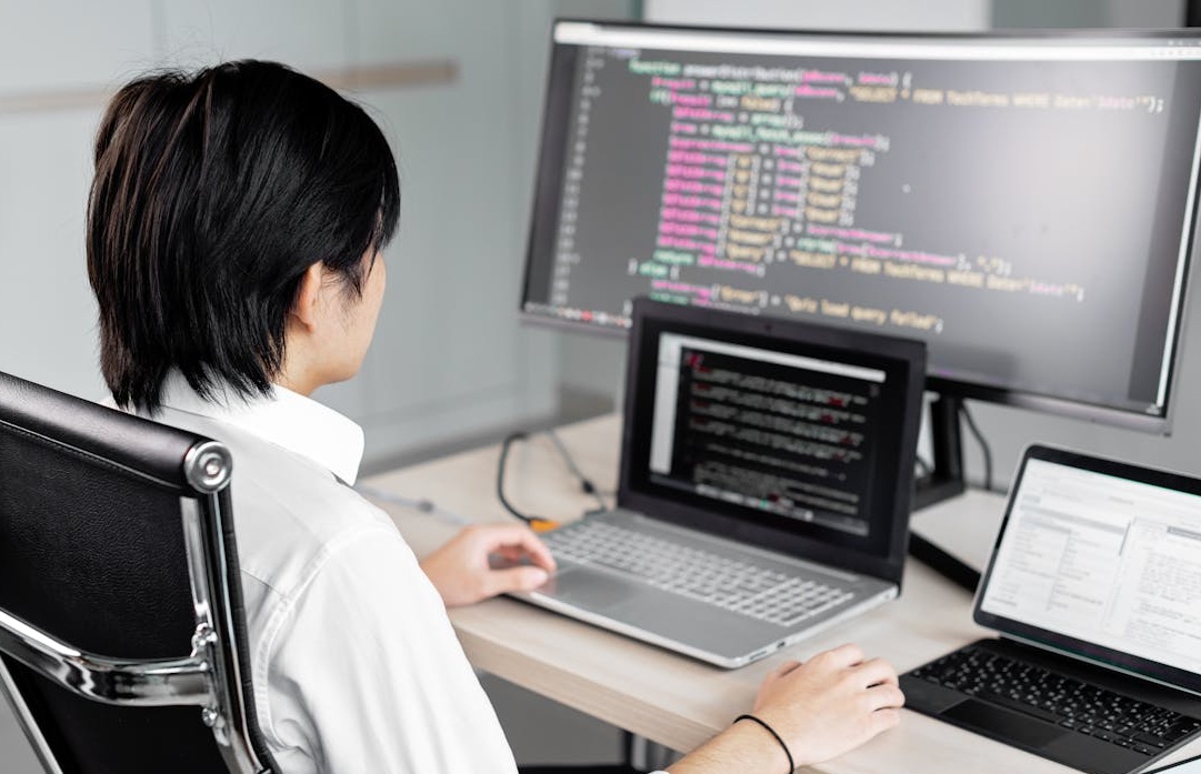 一名YouTube创作者正在规划视频内容策略