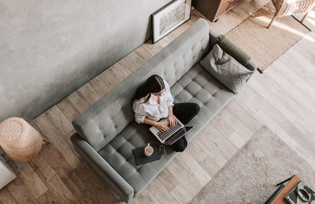 一位视频创作者在灯光设备齐全的工作室里录制视频