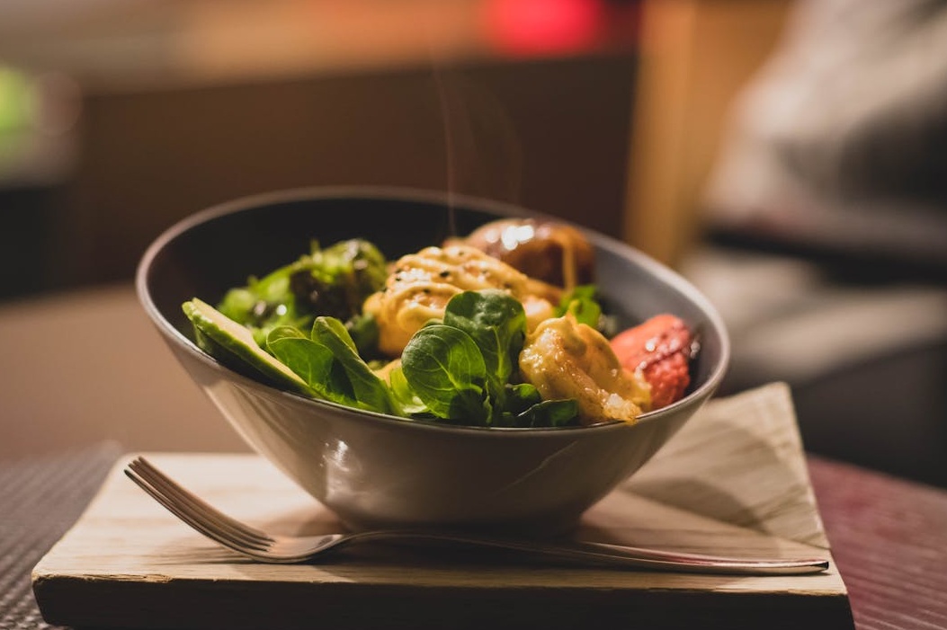 一部手机屏幕上显示着拥有大量点赞和评论的Instagram帖子