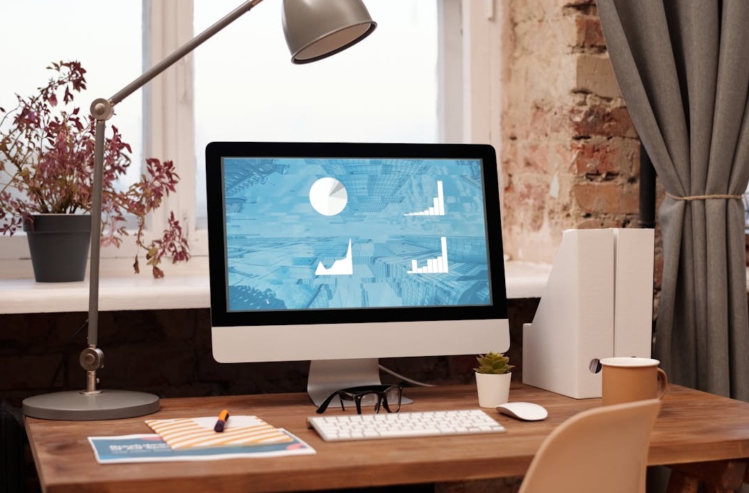 团队成员围绕着一张桌子进行头脑风暴，规划全面的社交媒体增长策略